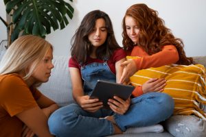 How to make real friends in the digital age