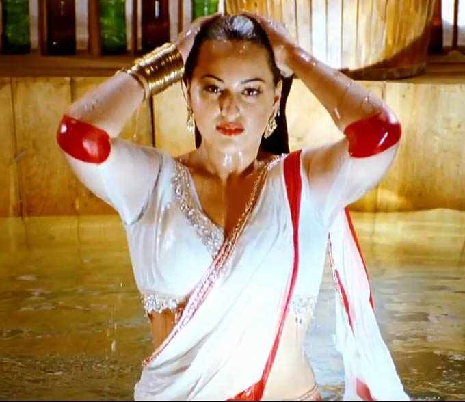 Sexy Sonakshi Sinha Sizzles In A Sari