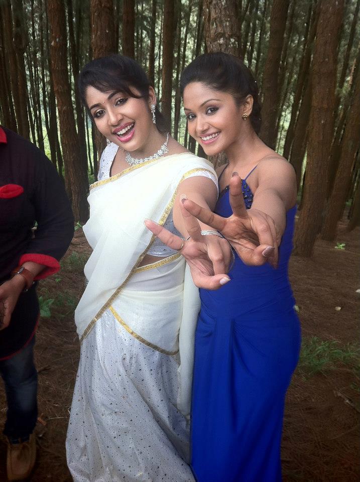 girls in saree