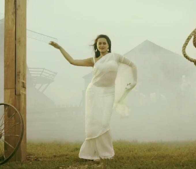 Sexy Sonakshi Sinha Sizzles In A Sari