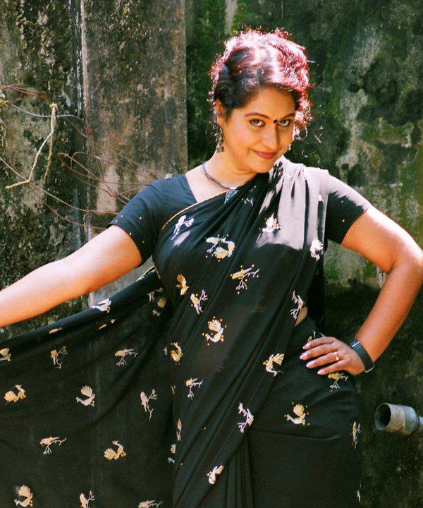 girls in saree