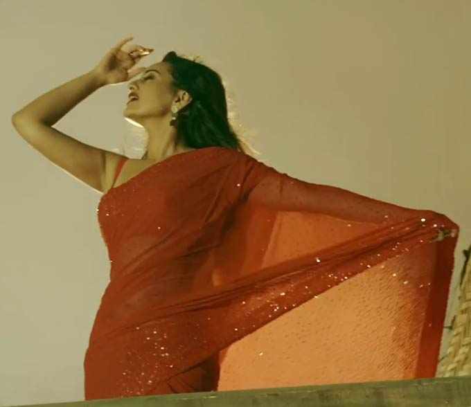 Sexy Sonakshi Sinha Sizzles In A Sari