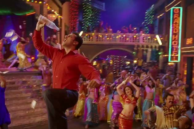 First Look Kareena Kapoor's 'Dabangg 2' item number 'Fevicol Se'.
