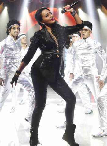 Sonakshi shoots for her item song on sets of 'Himmatwala