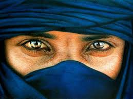 homme bleu 
bleu man