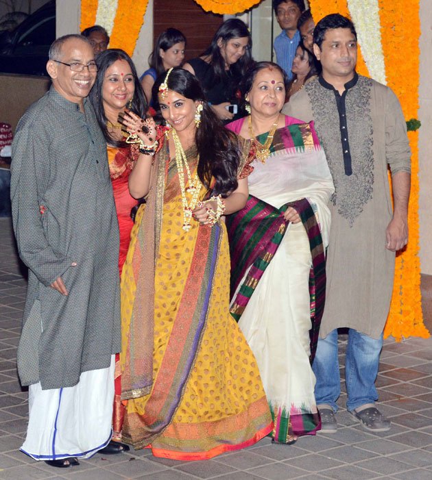 Vidyas mehndi ceremony, and family