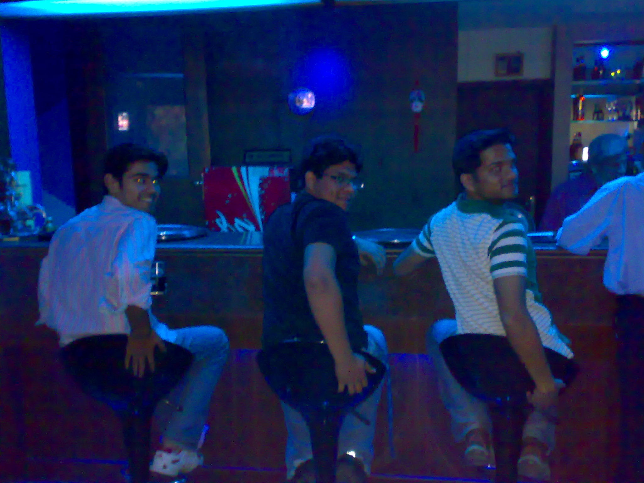 3 idiots in pub!!